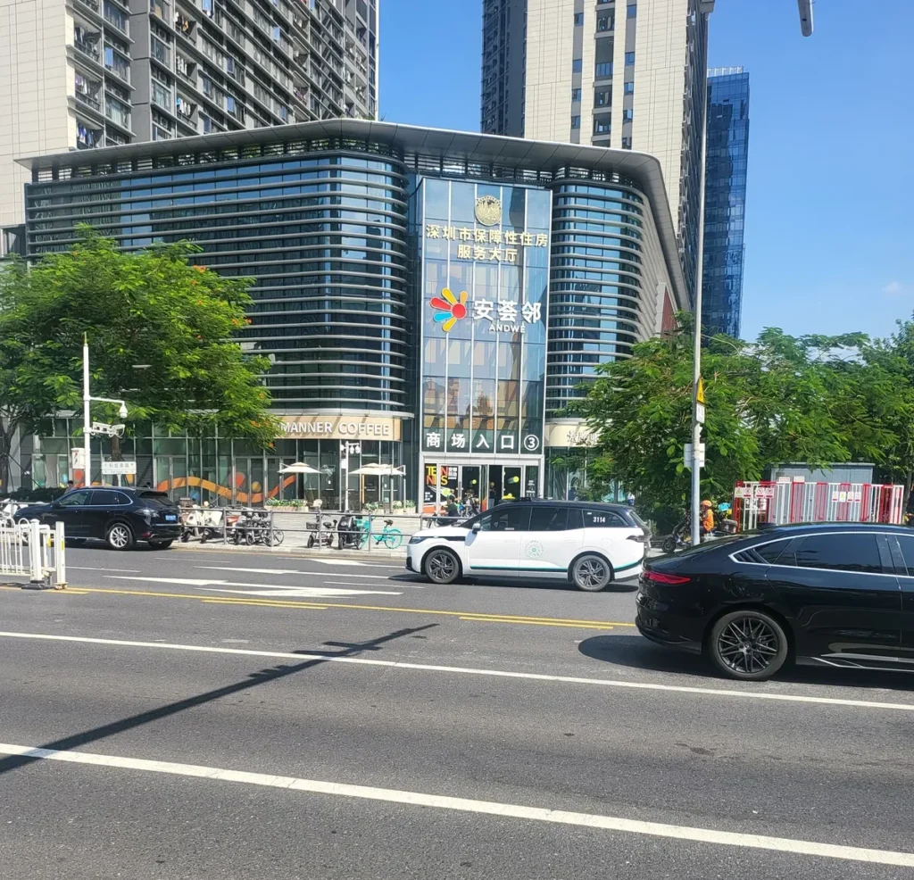 중국 선전 도심 일반 도로를 주행하는 로보택시