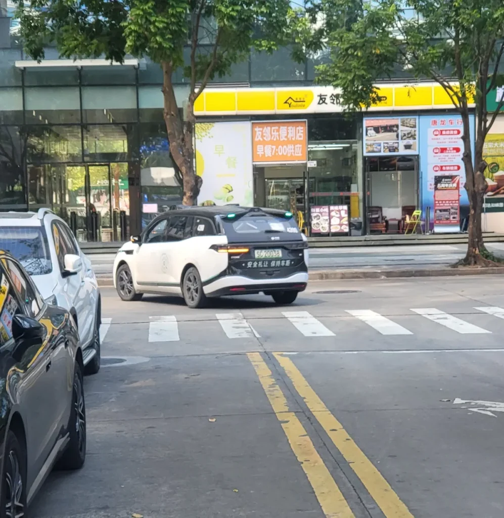 중국 선전 난산구 교차로에서 좌회전하는 로보택시