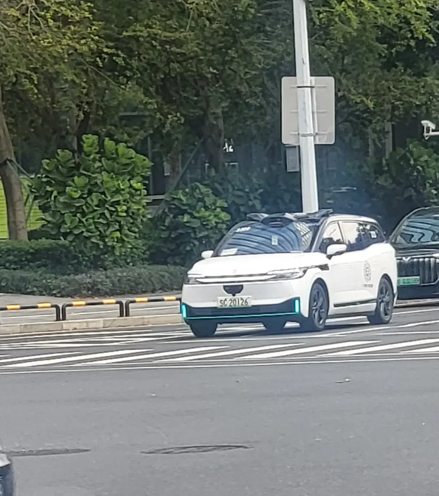 중국 선전 난산구 일반 차량 사이를 주행하는 로보택시